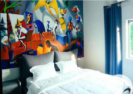 王屋对于酒店的墙体彩绘而言更注重哪些方面？